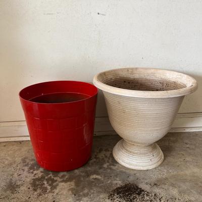 Eight Plastic Plant Pots (G-MG)