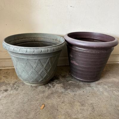 Eight Plastic Plant Pots (G-MG)