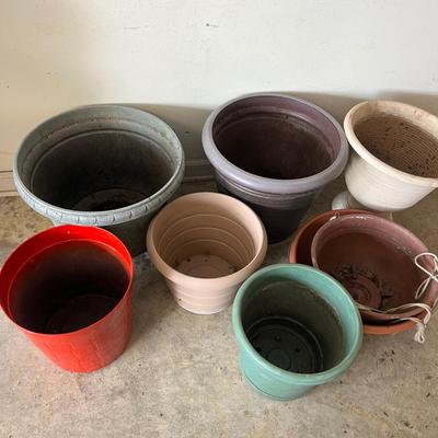 Eight Plastic Plant Pots (G-MG)