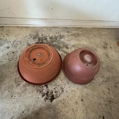 Eight Plastic Plant Pots (G-MG)