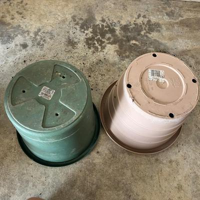 Eight Plastic Plant Pots (G-MG)