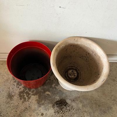 Eight Plastic Plant Pots (G-MG)