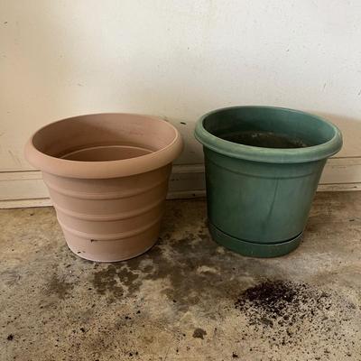 Eight Plastic Plant Pots (G-MG)