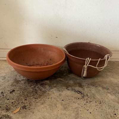 Eight Plastic Plant Pots (G-MG)