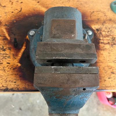 Work Bench With Light & Vise (G-MG)