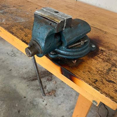 Work Bench With Light & Vise (G-MG)
