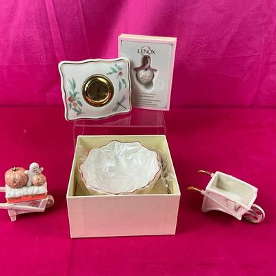 Lot B 542 Waterford Crystal Sunburst Vase & Desk Clock