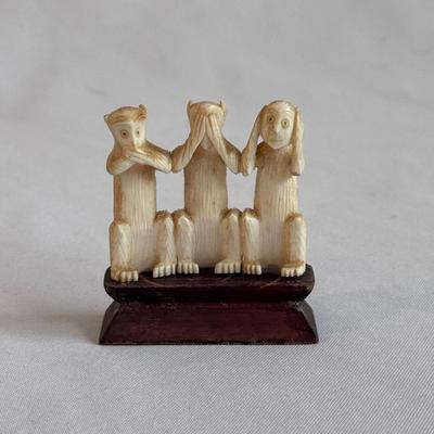 Hand-carved Wooden Dragon and Other Crafted Knick-Knacks (GB-DZ)