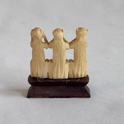 Hand-carved Wooden Dragon and Other Crafted Knick-Knacks (GB-DZ)