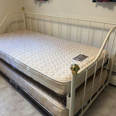 Day bed/trundle bed
