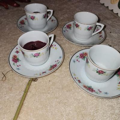 Set of 4 cups and saucers