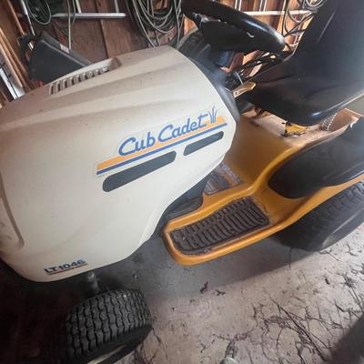 Cub Cadet Series 1000 Lawn Tractor with Cart