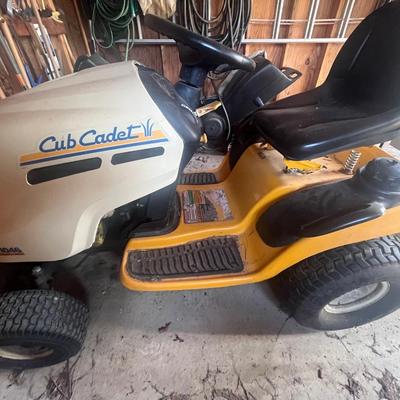 Cub Cadet Series 1000 Lawn Tractor with Cart
