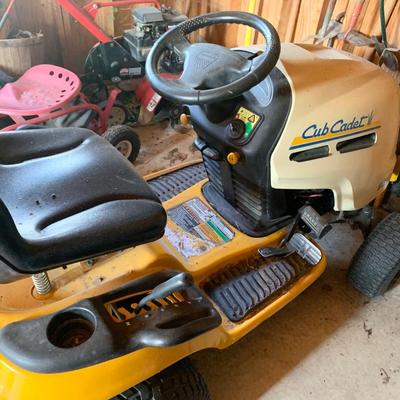 Cub Cadet Series 1000 Lawn Tractor with Cart