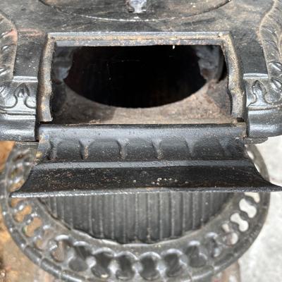 LOT 29: Klein Strove Co., Phila., PA Cast Iron Pot Belly Stove