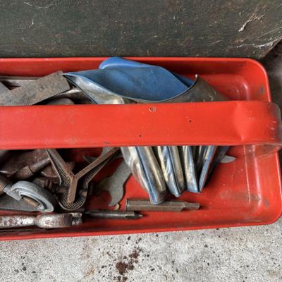 LOT 30: Tools Box & Tools