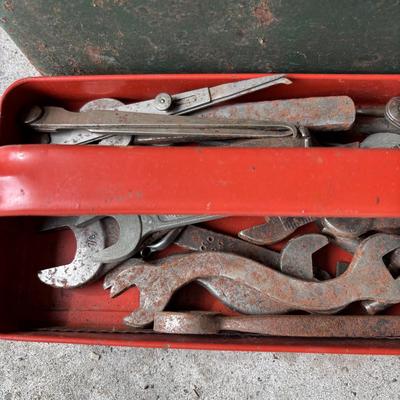 LOT 30: Tools Box & Tools
