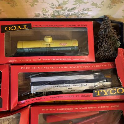 LOT 75: KF Industries Power Pack & Tyco HO Train Set Manufactured by Mantua Metal Products, Woodbury Heights, NJ