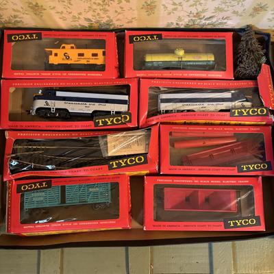 LOT 75: KF Industries Power Pack & Tyco HO Train Set Manufactured by Mantua Metal Products, Woodbury Heights, NJ