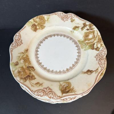 LOT 86: Anitque Ohme "Old ivory" Silesia Teacups, Saucers, Dessert Plates & More