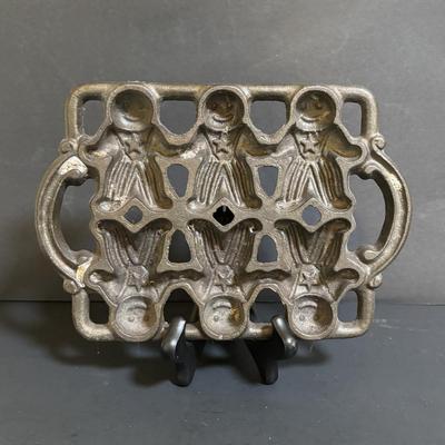 LOT 88: Griswold Cast Iron Pan, Cast Iron Corn & Gingerbread Man Baking Molds, Small Cast Iron Fry Pan & Tin Muffin Pan