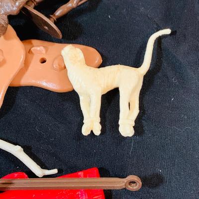 LOT 248: Vintage Daktari Jungle Play Set Based on the 1967 TV Show by Marx Includes Animals, Toy Soldiers, Trees Hut Fence and Much More