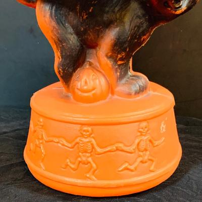 LOT 249: Collection of Vintage Halloween Decorations Including Plastic Blow Mold Jack-0-Lanterns with Cats and Much More