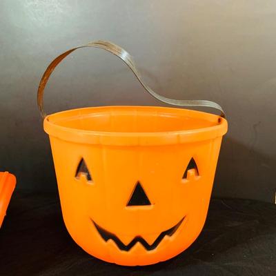 LOT 249: Collection of Vintage Halloween Decorations Including Plastic Blow Mold Jack-0-Lanterns with Cats and Much More