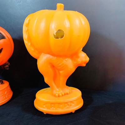 LOT 249: Collection of Vintage Halloween Decorations Including Plastic Blow Mold Jack-0-Lanterns with Cats and Much More