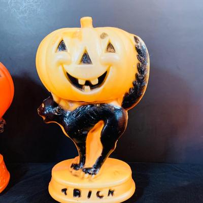 LOT 249: Collection of Vintage Halloween Decorations Including Plastic Blow Mold Jack-0-Lanterns with Cats and Much More