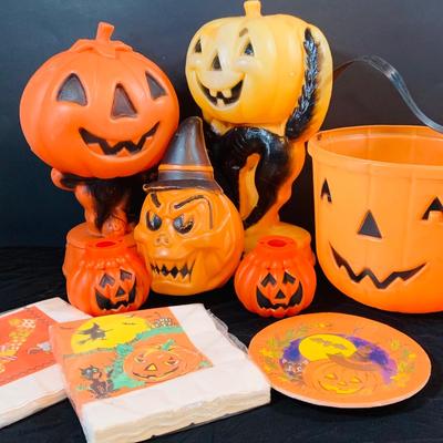LOT 249: Collection of Vintage Halloween Decorations Including Plastic Blow Mold Jack-0-Lanterns with Cats and Much More