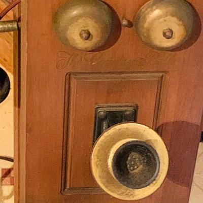 LOT257: The Country Belle Telephone Shaped Superheterodyne Tube Radio Receiver Model 556