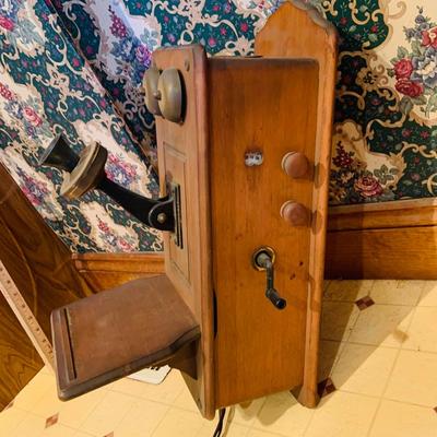 LOT257: The Country Belle Telephone Shaped Superheterodyne Tube Radio Receiver Model 556