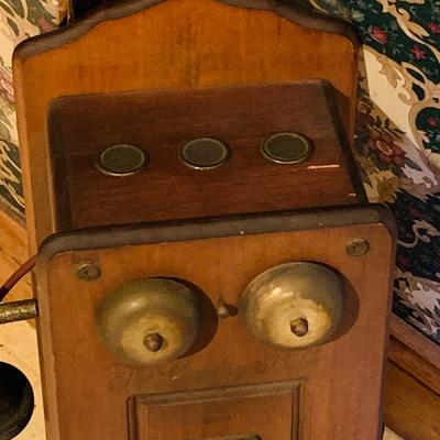 LOT257: The Country Belle Telephone Shaped Superheterodyne Tube Radio Receiver Model 556