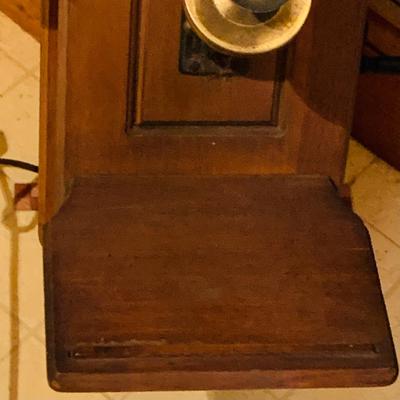 LOT257: The Country Belle Telephone Shaped Superheterodyne Tube Radio Receiver Model 556