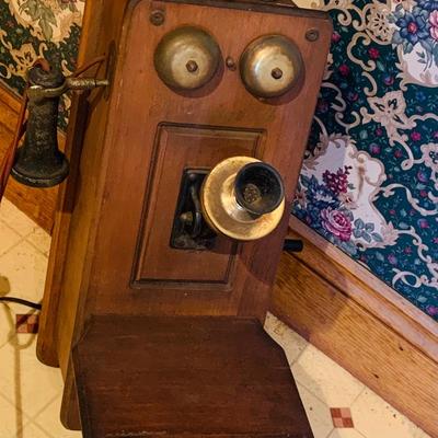 LOT257: The Country Belle Telephone Shaped Superheterodyne Tube Radio Receiver Model 556