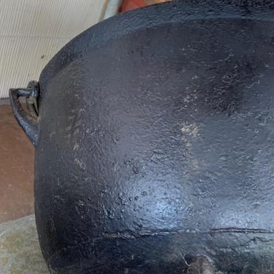 LOT277: Large Cast Iron Cauldron