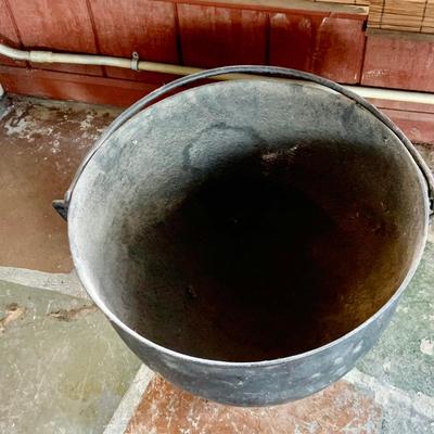 LOT277: Large Cast Iron Cauldron