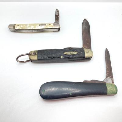 LOT 321: Collection of Vintage Pocket Knives - Ambassador USA, Camillus, Kabar and More