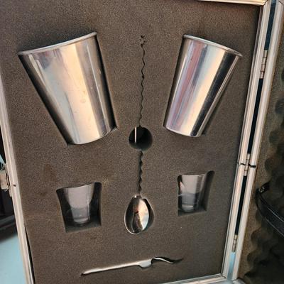 Vintage Traveling Picnic Bar Barware Carrycase w Key