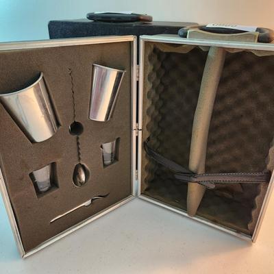 Vintage Traveling Picnic Bar Barware Carrycase w Key