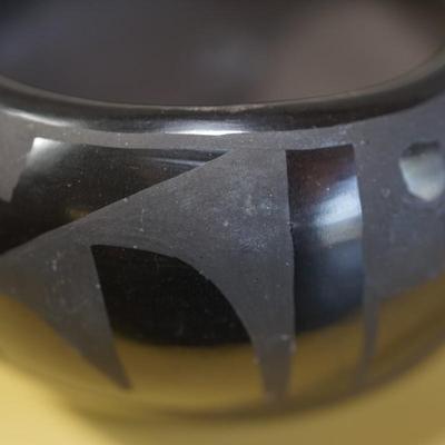 PAIR OF ETCHED BLACK CLAY POTS. 1940-1950'S 4 1/2" & 3"