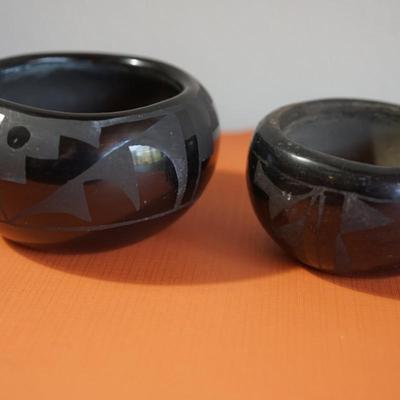 PAIR OF ETCHED BLACK CLAY POTS. 1940-1950'S 4 1/2" & 3"