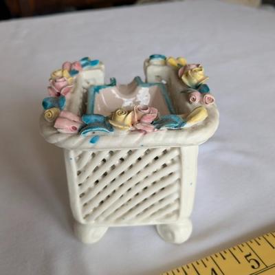 Vintage Handmade Hand Painted Ceramic 4 Pc Ashtray Set W/ Ceramic Basket Holder
