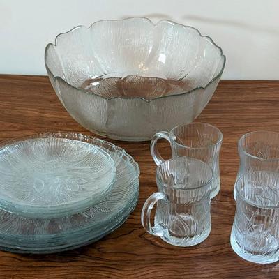 LOT 58K: Nice Large Glass Salad Bowl With 5 Large Glass Plates, 4 Small Salad Plates And 4 Glass Mugs