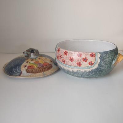 LOT 108K: Vintage Handpainted Italian Casserole Dish and Vintage Metal Serving Tray