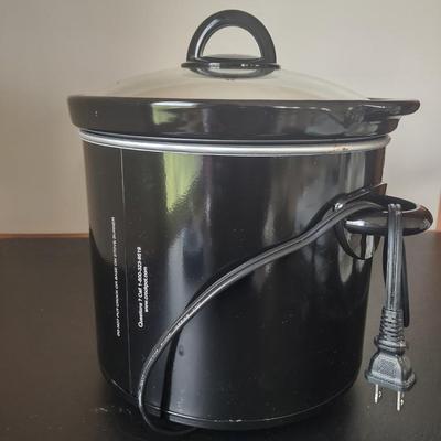 LOT 110K: Waffle Maker, Crock Pot and Electric Slicer/Shredder