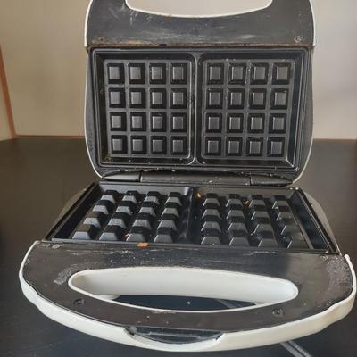 LOT 110K: Waffle Maker, Crock Pot and Electric Slicer/Shredder