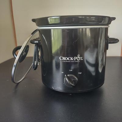 LOT 110K: Waffle Maker, Crock Pot and Electric Slicer/Shredder