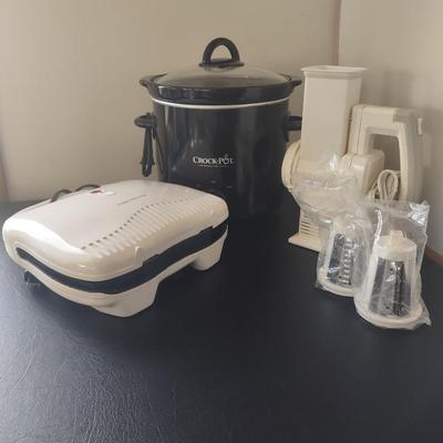 LOT 110K: Waffle Maker, Crock Pot and Electric Slicer/Shredder
